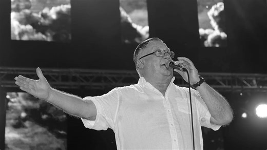 Na rukama rane: Potresni snimak poslednjeg koncerta Halida Bešlića 2 meseca pred smrt (Video)