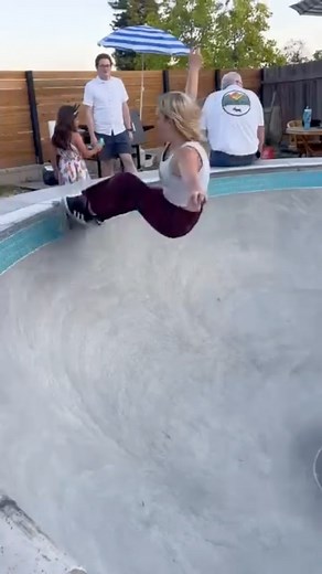 61 reactions | @loudpacklaura crushing this bowl 﫶  : @nataliekrishnadas #fewandfarwomen #femaleskater #fewandfar #art #murals #graffiti #femaleskater #ladies #graffitiart #graffiticharacter #grafflife #feminine #femaleartist #fineart #graff #spraybabes #artbywomen #womenstreetart #womengraffitiartists #womenonwalls #womenartists #Fnf | Few & Far | Facebook