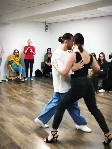 Tango argentinian cu Florian și Nicoleta Arhiliuc la Casa de Cultură a Studenților din București. Cursurile și practica de dans sunt gratis pentru studenți. #tangobucuresti #cursuritango #dansbucuresti #tangoargentino #argentinetango