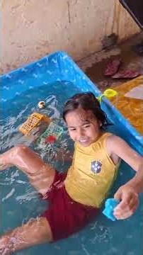 BRINCANDO NA PISCININHA #shorts