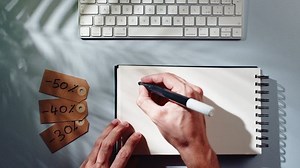 Hand escribe Black Friday en notepad: video de stock (totalmente libre de regalías) 1096490407 | Shutterstock