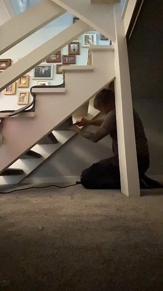 Open plan stairs, the ultimate patience tester🤣 #hqflooring #fatherandson #stairs #carpet #stairsandlanding #transformation #newcarpet #fyp #carpetfitting #refurbished #dreamteam #teamwork