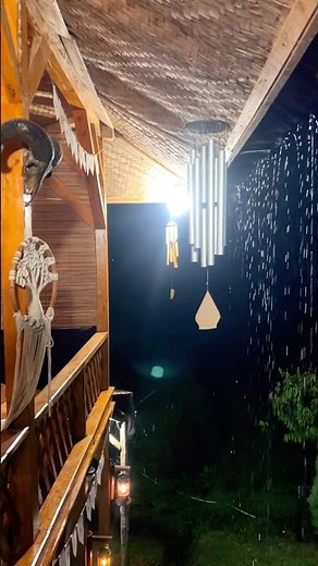 Tidur diluar rumah kayu #HalamanBelakangKebon ketika hujan turun #village #rural #nature #rain