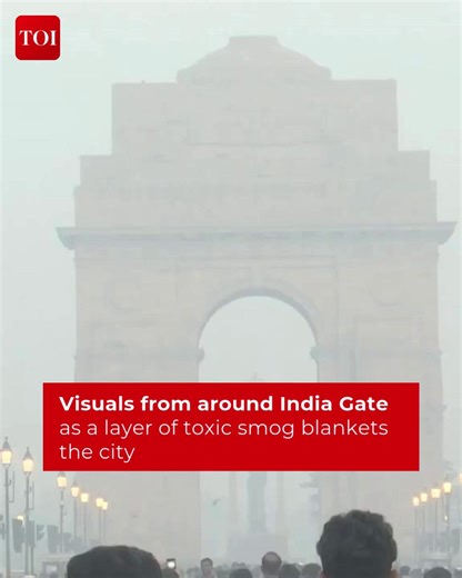 #Delhi | Visuals from around #IndiaGate and #KartavyaPath as a layer of toxic smog blankets the city #AQI (Air Quality Index) around the area is 384, categorised as 'Very Poor', as claimed by CPCB (Central Pollution Control Board). Truck-mounted water sprinklers deployed | The Times of India