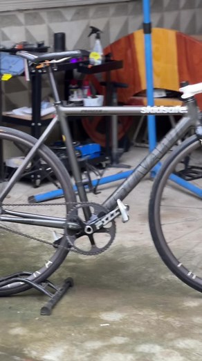Skid Safe: Emergency Fixie Skid on Road Bike