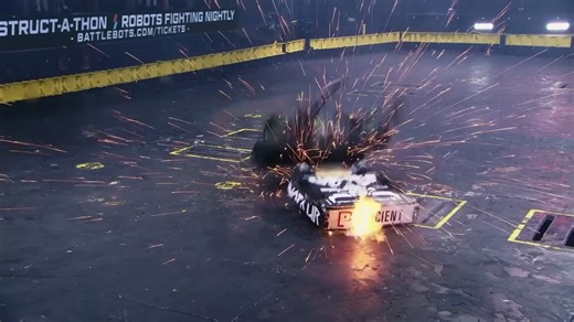 🔥机器人爆炸瞬间合集！硝烟四起，燃到失控的BattleBots格斗现场！