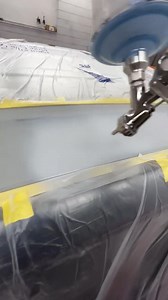 A-L’apprêt garnissant est un produit couramment utilisé en carrosserie, dont la préparation, l’application et le ponçage (à l’exception des procédés mouillé sur mouillé) sont largement chronophages en termes de durée totale de réparation. B-L’apprêt garnissant est un type de peinture dont la fonction principale est d’obtenir des surfaces régulières et uniformes, en améliorant ainsi l’adhérence et la bonne tenue de la couche de finition. En outre, l’apprêt pour carrosserie peut faire office d’iso