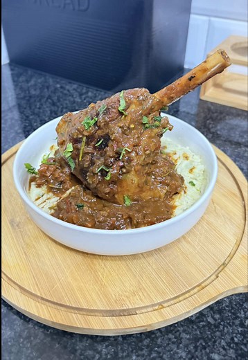 Delicious Slow-Cooked Lamb Shank with Creamy Mashed Potatoes