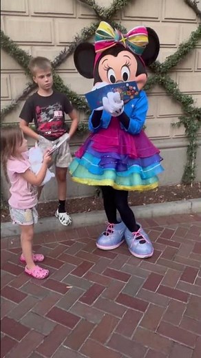 Meeting Minnie Mouse In Disneyland (70th Anniversary)