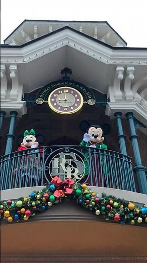 Mickey, Minnie & Friends at Disneyland Paris at Christmas time ! #disneylandparis #disney #christmas