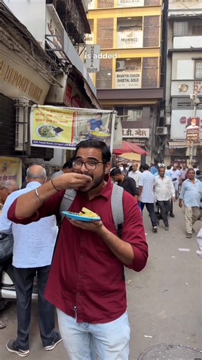 Pramodbathija on Instagram: "Here’s a recap of my visit to Zaveri Bazaar in 2023🤤🥹❤️ Some or my favourite food spots to try in the locality 🤤 Location: XR2J+9MR, L K Market, Chippi Chawl, Kalbadevi, Mumbai, Maharashtra 400003 All the outlets are in a single line and near to each other. #reelkarofeelkaro #zaveribazaar #mumbaifoodies"