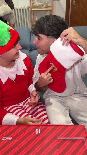 publi Esta no me la vi venir, @Coca-Cola me ha ayudado a refrescar mi espíritu navideño colando un elfo en mi casa. Estaba siendo muy discreto, pero sabía que con el calendario de adviento lo acabaría pillando porque no hay quien pueda resistirse. #CocaColaChristmas