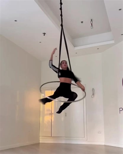 Beautiful spanset and hoop dance from @asarehmhd! 🔥 #aerialhooptricks . . . #lifegoals #aerialfitness #circusfitness #bendy #circuseveryday #cirqfit #aerialhoop #trapeze #aerialhoopartist #aeriallyra #lyra #aerialofig #aerialtraining #strong #lyrahoop #aerialhooptransitions #circusarts #circus #aerialhooptricks #aerialtricks #aerialdance #aerialist #aerialartsassoc #fortheloveofaerial #aerialapparatus #aerialarts | Aerial Hoop Tricks