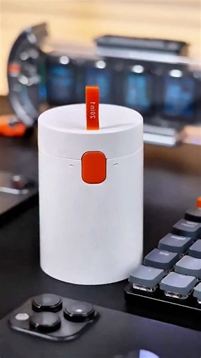 Dealazon on Instagram: "Spesso non ci accorgiamo di quanto sporco si accumuli tra i tasti della tastiera o nelle griglie degli auricolari finché non li guardiamo da vicino. Il problema solito è non avere mai lo strumento giusto per pulire senza fare danni. ​Questo kit risolve tutto con un design incredibilmente intelligente. È un cilindro compatto che, una volta aperto, si trasforma in una stazione di pulizia completa: spazzole morbide per la polvere, punte di precisione per le porte di ricarica