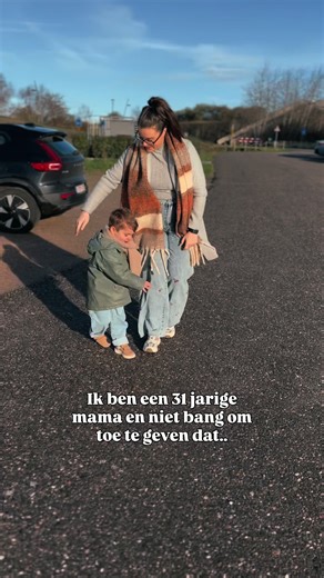 Ik ben een 30-jarige mama en ik ben niet bang om toe te geven dat ik mezelf een tijdje kwijt was. Niet plots. Niet met drama. Maar beetje bij beetje. Tussen alle rollen die ik had. Tussen verwachtingen. Tussen mama zijn, werken, zorgen, doorgaan. Tijdens mijn zwangerschap kwam ik 24 kg bij. En eerlijk? Ik herkende mezelf niet meer helemaal. Ik voelde me moe. Mijn lichaam voelde anders. En diep vanbinnen voelde ik dat ik niet meer straalde zoals ik wilde als mama. Ik dacht lang dat ik gewoon hard