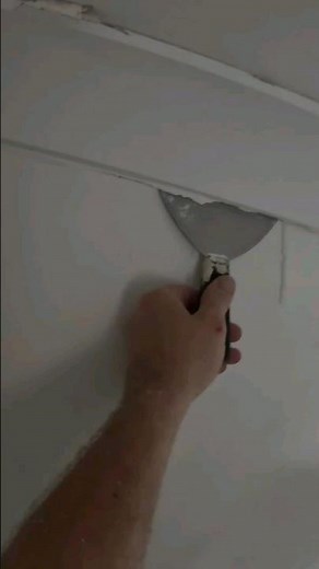 How to remove cornice #renovation #gesso