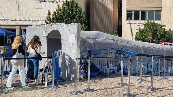 כך כיכר החטופים הפכה לתחנת חובה עבור כל מי שמבקר בישראל
