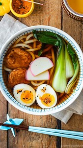 Nami | Just One Cookbook® on Instagram: "Let’s make a 10-minute udon noodle soup! 😋 Ingredients: • Frozen Sanuki udon • Mentsuyu (soup base) & water • Shanghai bok choy or greens • Soft/hard-boiled egg • Optional: fried fish cake, kamaboko, shichimi togarashi Steps: 1. Slice half a head of bok choy into quarters. 2. Boil mentsuyu broth, add bok choy, and cook for 45 seconds. 3. Heat frozen udon and fish cakes for 1 minute. Stir to loosen noodles. 4. Serve in a bowl, arranging egg, fish cakes, b