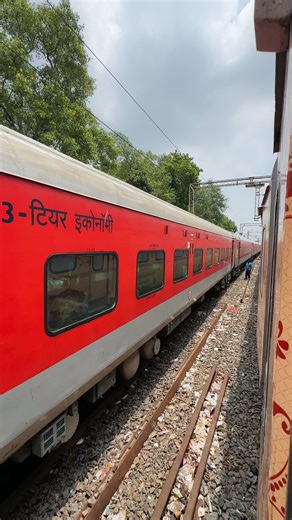 Indian Railways Dangerous Crossing Parallel Run #fblifestyle | 200Journeys