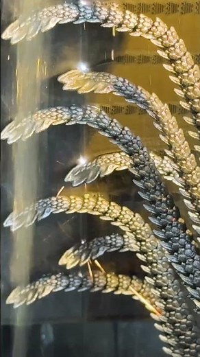 Отделение напечатанных стальных фигурок от плиты построения