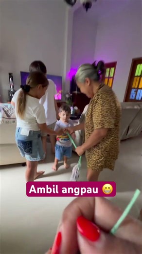 Miss Mei is giving out red envelopes 😁