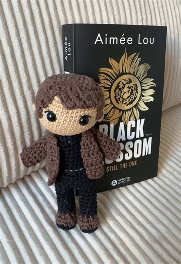 Willyoucometomycottagethissummer ? Version Harper et Riley 😜 Loved you first « Harper Tate est en dernière année à l'institut Evergreen et n'a qu'un seul rêve : que son groupe de musique, les Black Blossom, perce enfin ! C'est avec cet espoir fou que les musiciens s'inscrivent à un concours organisé par un label de renom. Mais, à quelques semaines du jour J, c'est la douche froide : le chanteur du groupe se fait exclure, et tous les rêves de Harper sont compromis. Alors quand un nouvel élève de