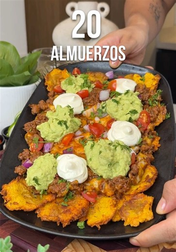 ALMUERZOS que PARECEN FAT pero son FIT 😍💪 N.10 NACHOS DE PAPA FIT, ALTOS EN PROTEÍNA Y CRUJIENTES 🥔🔥 Ingredientes: * 680 g de papas baby * 450 g de carne molida magra 97% * Queso mozzarella bajo en grasa * Queso cheddar bajo en grasa * Tomate * Cebolla morada * Aguacate * Cilantro * Salsa de tomate light * Suero Costeño @Klarenscol * Especias: paprika, ajo en polvo, comino, cebolla en polvo, orégano y sal 🌿 💡 TIPS * Hierve las papas 12 a 15 minutos. Deben quedar tiernas, pero firmes. Si la