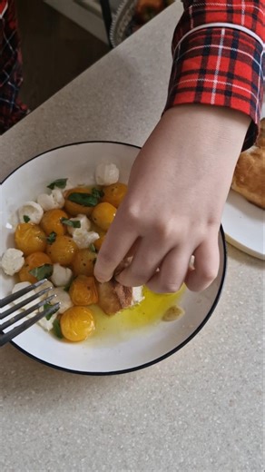 Тёплый салат капрезе. Дел на 5 минут, а результат отличный #салат #cooking #food #рецепты #еда