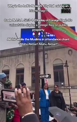 Why in the hell is Newark City Hall raising an Islamic flag!? Code N.J.S.A. 52:3-4 (Display of Foreign Flag): It's unlawful to display a foreign flag on public property All this while the Muslims in attendance chant