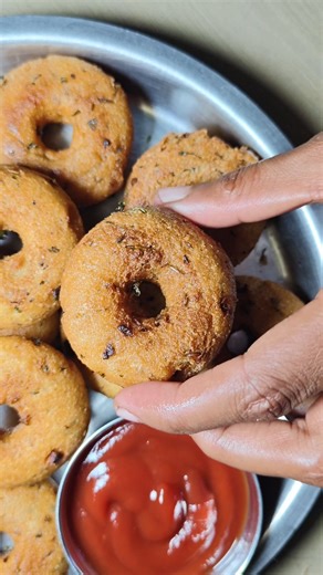 Pak Vidhi on Instagram: "Suji Crispy Snacks 😍 | Crunchy & Tasty Recipe in Minutes! Try this super crispy and tasty Suji Snack 😍🔥 Perfect for tea-time and evening cravings! Quick to make, healthy, and incredibly crunchy 😋✨ Don’t forget to like, share & subscribe ❤️ #SujiSnacks #CrispySnacks #TeaTimeSnack #EasyRecipe #Shorts"