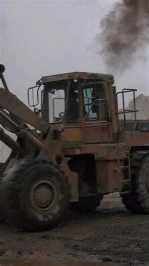 Powerful Caterpillar 966E Loader | Big Rock Loading in Dump Truck | Heavy Equipment in Action Watch the Caterpillar 966E Loader in full power as it loads massive rocks into a dump truck on a mountain mining site. Experience the strength, performance, and durability of CAT heavy machinery in extreme conditions. 🔥 Don’t forget to Like, Share & Subscribe for more heavy equipment action videos! #Caterpillar966E #HeavyEquipment #RockLoading #CATLoader #DumpTruck #MiningLife #MachinePower #HeavyMachi