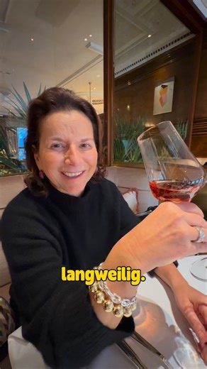 Claudia Obert on Instagram: "Im Vier Jahreszeiten gehört man zur Crème de la Crémant 🥂💋 #claudiaobert #claudiaschampagneclub #realityqueen #lifeisaparty #liveisaparty #claudiaobertmemes"