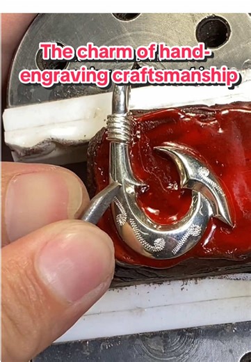 The charm of hand-engraving craftsmanship👍🏻 #jewelry #jewellery #silver #gold #ring #necklace #bracelet #earrings #jewelrybusiness #jewelrymaking #jewelrytiktok #jewels #jewelrydesigner #jewelrylover #diamond #gems #gemstone #factory #accessories #foryoupage❤️❤️ #foru #fyp #foruyou #fashion #style #capcut #jewelrymaker #engraved