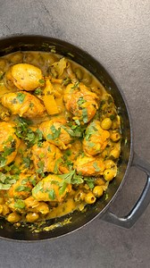 🍋 Tajine de poulet au citron confit 🍋 Ma recette de tajine préférée, je pourrai en manger sans m’arrêter 🥰 Pour 4 personnes: 8 pilons de poulet, 1 oignon, 3 gousses d’ail, 2 citrons confits, 1Càc de curcuma, 4-5 pistils de safran, 200g d’olives, persil et coriandre frais. Dans la tajine, verser un beau filet d’huile et ajouter l’oignon ciselé. Faire suer 2 minutes et ajouter les morceaux de poulet, le curcuma et le safran. Faire colorer toutes les faces du poulet. Ajouter l’ail émincé, les he
