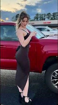 Sondra Blust - Hispanic Curvy Fashion Model - Instagram Influencer - Bio, wiki, Facts and Net worth