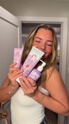 FabFitFun on Instagram: "🐚 SUMMER SPOILER 🐚 Hot and unbothered. These @firstaidbeauty essentials will be your secret to looking hot and feeling cool all summer long. The @firstaidbeauty Nourishing Body Oil in Customization 2, the Whole Body Deodorant Cream in Customization 5, and the KP Bump Eraser Body Scrub 10% AHA – Fresh Strawberry in Customization 6 are our new faves, for good reason: - The body oil utilizes skin-loving lipids and seven botanical oils that lock in moisture post-shower. - 