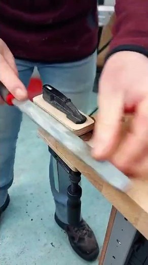Cortar tornillo de cabeza hexagonal con sierra para metal