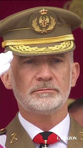 Se cae la bandera de España durante su izado en el desfile del Día de las Fuerzas Armadas