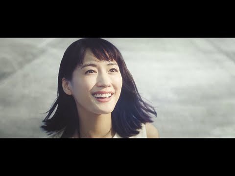 綾瀬はるか、世界最大の旅客機「FLYING HONU」に大興奮 ANA HAWAii『エアバスA380型機』新CM「A380と綾瀬さん」篇