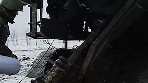 Rusia siagakan Self-Propelled 2S7 Pion di Kupyansk Dokumentasi pasukan unit artileri mortir Rusia siagakan meriam self-propelled 203 mm 2S7 "Pion" Brigade Artileri 45 berdaya besar dari kelompok pasukan "Barat". Artileri kelas berat ini disiagakan di perbatasan distrik Kupiansk, wilayah Kharkiv. Untuk melindungi Kupyansk yang sudah dikuasai dari pasukan Ukraina yang mencoba mendekat #RuangMiliter | Ruang Militer