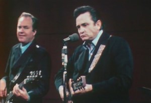 C'est l'une des plus belles pages de la musique populaire américaine : Johnny Cash entonnant son fameux « I walk the line » devant les détenus de San Quentin, en Californie. Atmosphère électrique pour « l'homme en noir », qui avait clairement pris le parti des bagnards et des laissés pour compte contre l'ordre établi. Un concert à retrouver sur madelen, notre plateforme svod https://tinyurl.com/johnnycashjoecocker | INA