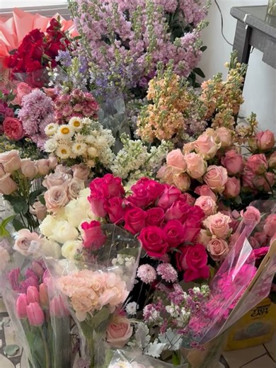 Peony Rosas on Instagram: "Mañana de flores 🌸🍃💕🤍 📲(664)8187599 📍anexa 20 de Noviembre calle herrerías código postal 22100 #cajasfloral #sanvalentin2026 #relaciones #noviosfelices #rosasinglesas #renanculos #14 #novios"