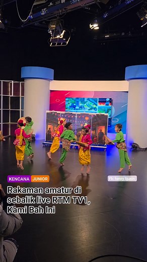 47K views · 1.4K reactions | Saksikan rakaman amatur saya disebalik live TV1 RTM Sabah hari ini dalam segmen Kami Bah Ini edisi 3 Nov 2025. Buat anda yang pertama kali menyaksikan, mereka ialah pasukan #TarianRakyat dari PraSekolah SK Buang Sayang, Papar, Kencana Junior. Selamat menonton 朗朗 #CommunitySharing #culturalevent *terang video dia kan, check di komen | Henry Lijunin | Facebook
