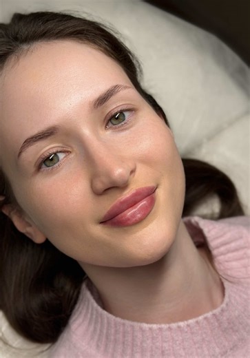 Jak z tego uzyskałam to 💋 Efekt u tej klientki to nie jeden zabieg -wykonałyśmy łącznie trzy, żeby dojść do takiego naturalnego rezultatu. To pokazuje, że wszystko zależy od wyjściowych ust i dobrze zaplanowanego procesu. Tu nie chodzi o pośpiech, tylko o świadome działanie krok po kroku. Cierpliwość i zaufanie naprawdę robią różnicę 🤍 #powiekszanieust #medycynaestetyczna #naturalneusta #ustaproces #lipfiller