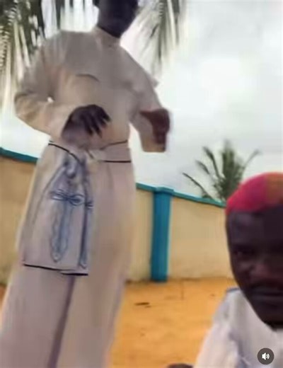 So after leaving the shrine this morning, portable has now gone to a white garment church for prayers again with candles in his hand and also recorded the entire prayer session. Make Carter Efe go prepare o Omoh 😭😂