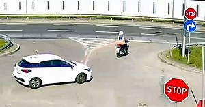 Inštruktor vožnje na tla zbil motorista, ki je opravljal vozniški izpit
