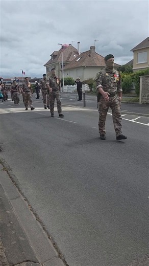 Défilé à Colleville-Montgomery après la remise des berets verts aux nouveaux Commandos Marine. Félicitations à eux ! 🇫🇷
