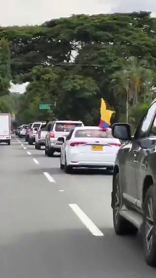 📌 Así avanza la caravana en la que el candidato a la Presidencia Abelardo de la Espriella recorre los municipios del Valle del Cauca. A esta hora, luego de hacer su aparición en Tuluá, se dirige hacia Guacarí, El Cerrito, Palmira y terminará en la ciudad de Cali.👉 Siga todo sobre la caravana en https://t.co/6DmP3ltTVQ📹 Jhon Gamboa y Raúl Palacios / El País