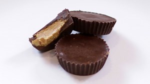 How to make keto peanut butter cups | Easy low carb sugar free peanut butter cups recipe
