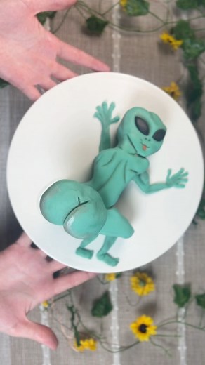 This is what the government is trying to hide from us 😱👽 #alien #aliens #alienmemes #cursed #cursedart #cake #cakeart #bakingthursdays | Baking Thursdays